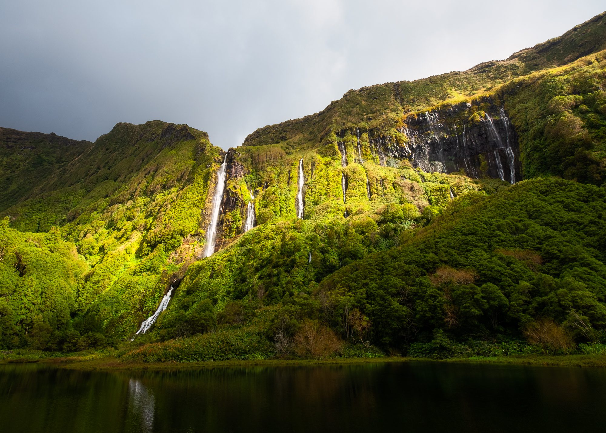 Poço da Ribeira do Ferreiro: Die magischste Wasserfall-Lagune der Azoren