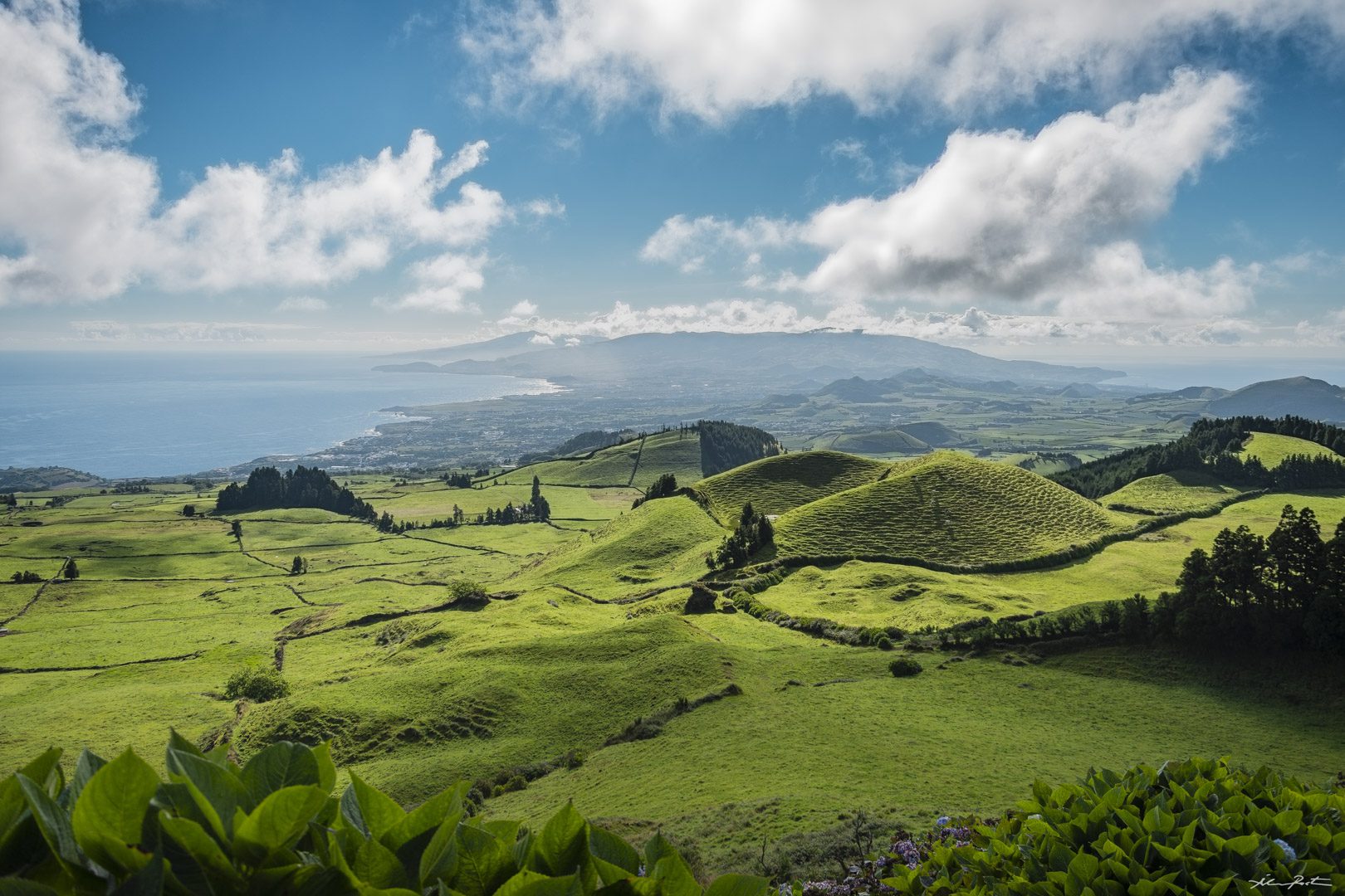 Álvaro RP | The stunning view of the Pico do Carvão Viewpoint over the green meadows.