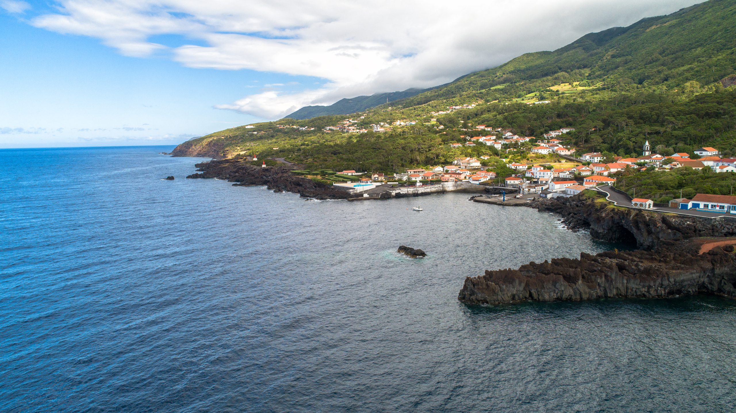 Urzelina (São Mateus): Paradise by the Sea