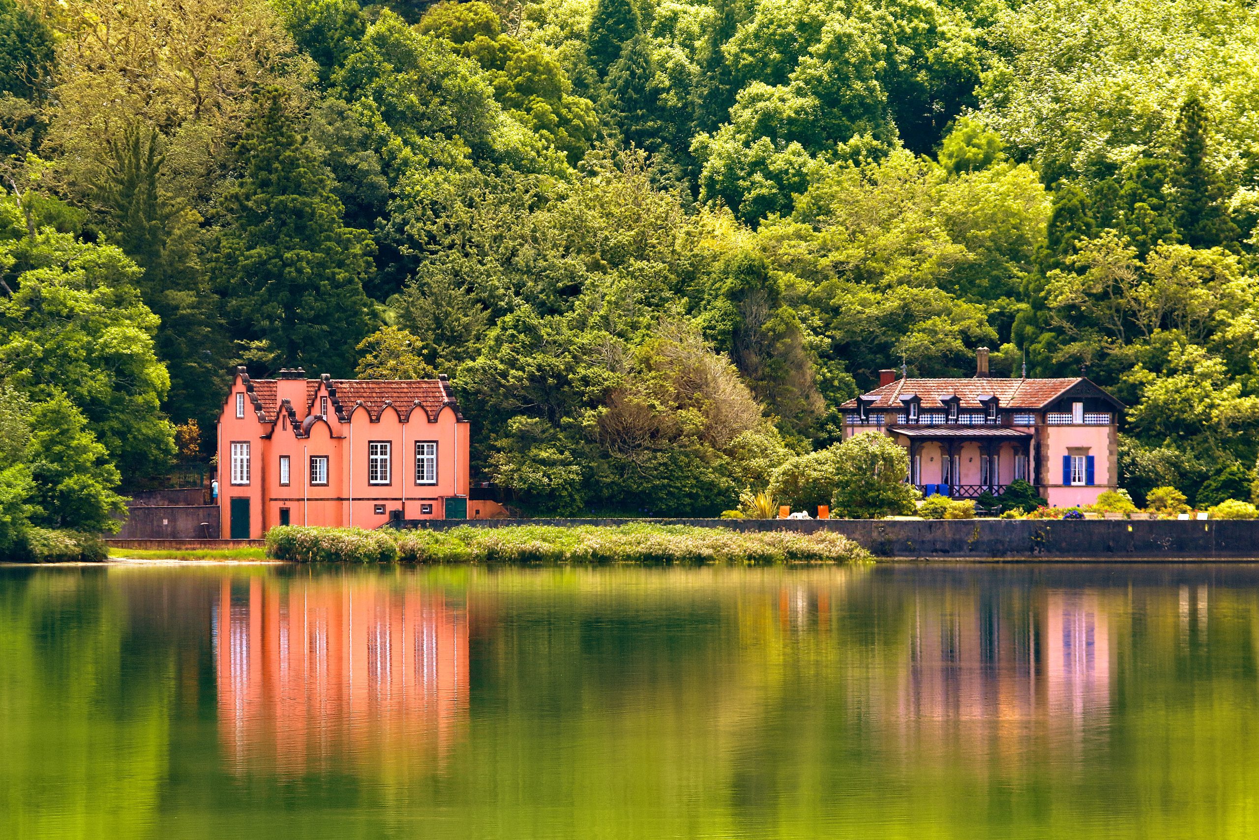 David Rodrigues | The unmistakable rural tourism houses on the shore of Lagoa das Furnas, in Mata-Jardim José do Canto.