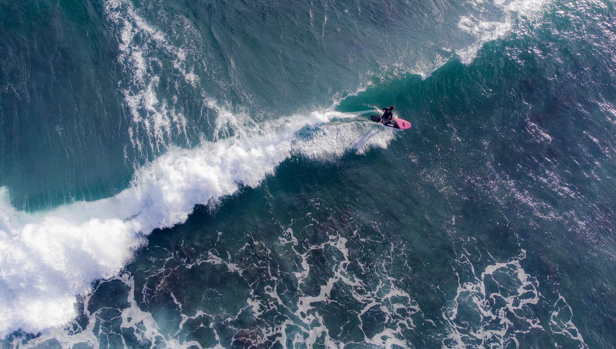 Surfen auf den Azoren: Der ultimative Leitfaden für die Wellen des Atlantiks